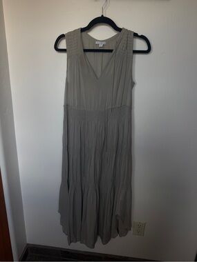 Caslon Sleeveless V-Neck Tiered Maxi Dress in Taupe Gray